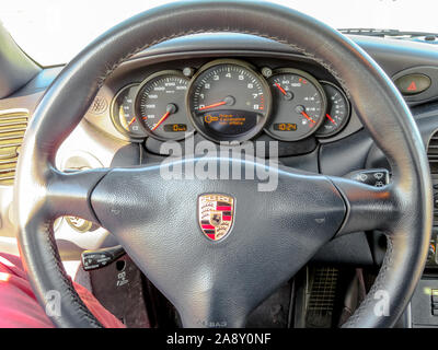 Bologne, Italie - 6 Février, 2019 : volant de près jusqu'à l'intérieur d'une voiture de sport Porsche 911 Porsche Carrera ou 996. Banque D'Images