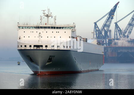 Le cargo roulier Ysaline arrive au port de Rotterdam dans la matinée du 30 octobre 2019. Banque D'Images