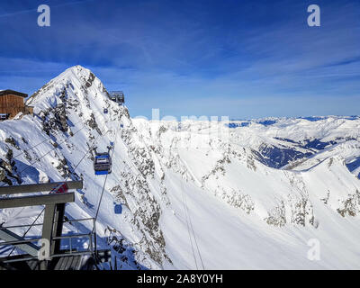 Photo de téléphérique entre les collines enneigées sur une journée d'hiver Banque D'Images