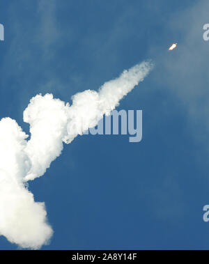 Cap Canaveral, États-Unis. 11Th Nov, 2019. Une fusée SpaceX Falcon 9 laisse une trace après avoir réussi à être lancé à partir de la base aérienne de Cap Canaveral transportant 60 satellites de Starlink. La constellation de Starlink, finira par se composent de milliers de satellites conçus pour fournir à l'échelle mondiale un service internet haute vitesse. Credit : SOPA/Alamy Images Limited Live News Banque D'Images