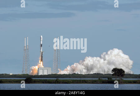 Cap Canaveral, États-Unis. 11Th Nov, 2019. Une fusée Falcon 9 SpaceX décollera de Cap Canaveral Air Force Station transportant 60 satellites de Starlink. La constellation de Starlink, finira par se composent de milliers de satellites conçus pour fournir à l'échelle mondiale un service internet haute vitesse. Credit : SOPA/Alamy Images Limited Live News Banque D'Images