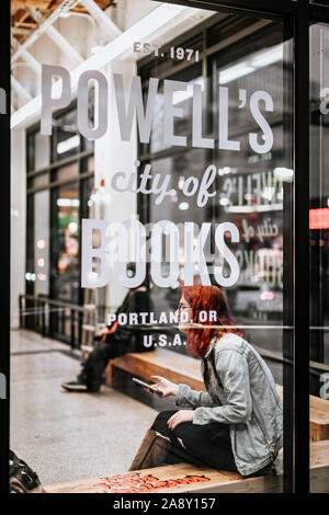Portland, Oregon - 10 Nov 2019 : Powell's Books logo sur shop-window, où est le plus grand utilisé et nouvelle librairie Banque D'Images