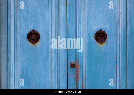 La texture d'une vieille porte en bois en bois avec poignées en métal inhabituel sur l'île de Malte Banque D'Images