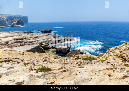 Trou Bleu profond à la célèbre Fenêtre d'azur à Gozo. Island nature méditerranéenne me demande dans la belle Malte Banque D'Images