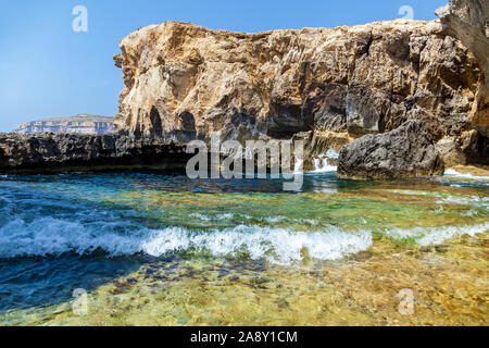 Trou Bleu profond à la célèbre Fenêtre d'azur à Gozo. Island nature méditerranéenne me demande dans la belle Malte Banque D'Images