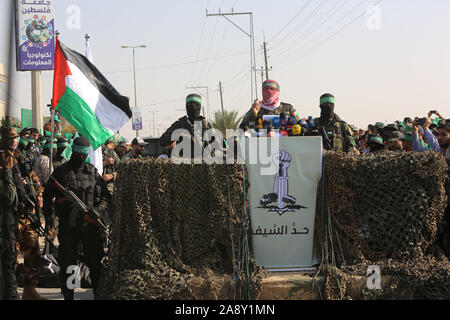 Des militants du Hamas palestinien prendre part à un show militaire anti-Israël dans le sud de la bande de Gaza le 11 novembre 2019. Photo par Abed Rahim Khatib/Alamy Banque D'Images