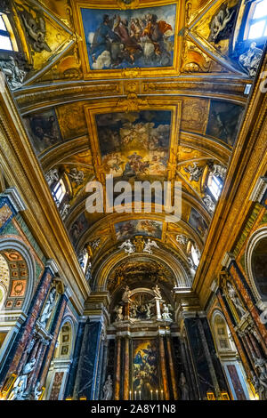 Autel Basilique Plafond fresques Statues de Jésus et Marie Gesù e Maria Church Rome Italie. Construit dans les années 1600, le couronnement de Marie par Giacint Peinture 1679 Banque D'Images