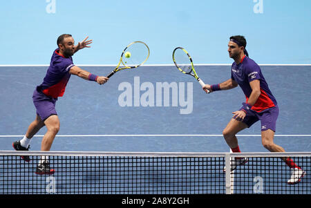 Juan Sebastian Cabal et Robert Farah en action dans leur match de double sur deux jours de la finale de l'ATP Nitto l'O2 Arena, Londres. Banque D'Images