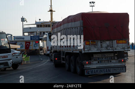 Voitures à bord d'un ferry à GESTAS Gallipoli (port turc ; Gelibolu Feribot iskelesi) Banque D'Images