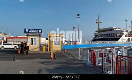 Voitures à bord d'un ferry à GESTAS Gallipoli (port turc ; Gelibolu Feribot iskelesi) Banque D'Images