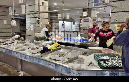 Marché de poissons avec woman serving client, Pula, Croatie, marché couvert Banque D'Images