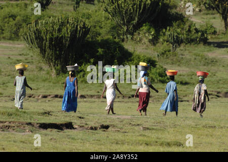 Gruppe Frauen auf dem Weg zum Brunnen um Wasser zu apporter Banque D'Images