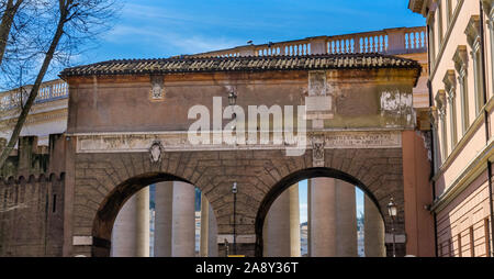 Arche de pierre des colonnes d'entrée de la Colonnade de la Place Saint Pierre Vatican Rome Italie Banque D'Images