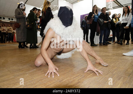 Paris, France. Nov 7, 2019. La performance d'art par l'artiste au cours de la première journée de Fotofever 2019 le 7 novembre, à Paris, France. Banque D'Images