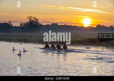 Photo datée du 9 novembre, montre des rameurs sur la rivière Cam à Cambridge au lever du soleil sur un samedi matin glacial froid. Banque D'Images