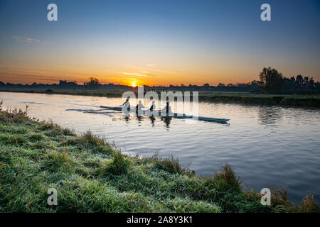 Photo datée du 9 novembre, montre des rameurs sur la rivière Cam à Cambridge au lever du soleil sur un samedi matin glacial froid. Banque D'Images