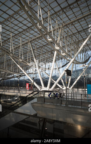 L'AÉROPORT DE PARIS - ROISSY CHARLES DE GAULLE AIRPORT - Roissy Airport Terminal 2, AÉROPORT DE PARIS LOGO - LA GARE ET LE TERMINAL DE MÉTRO À ROISSY - PARIS AÉROPORT LOGOS © Frédéric Beaumont Banque D'Images