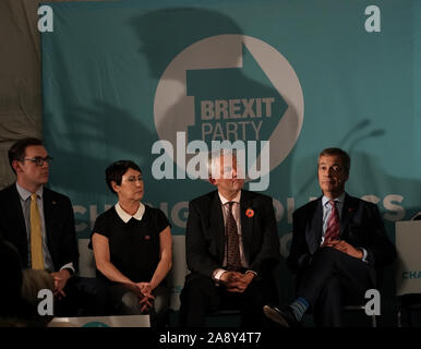 Brexit chef de parti Nigel Farage (à droite) lors d'une fête rassemblement à Sedgefield. Banque D'Images