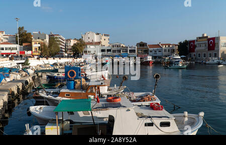 Vue sur le port de Gallipoli, Canakkale, Turquie. Petits bateaux de pêche dans le port d'attente. Banque D'Images