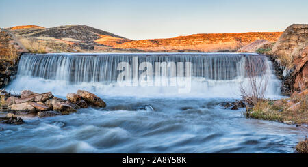 En cascade de l'eau sur un barrage de déviation dans le Colorado foothills Banque D'Images