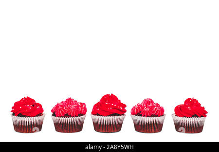 Délicieux cupcakes avec glaçage rouge vif isolées sur fond blanc. Close-up. Banque D'Images