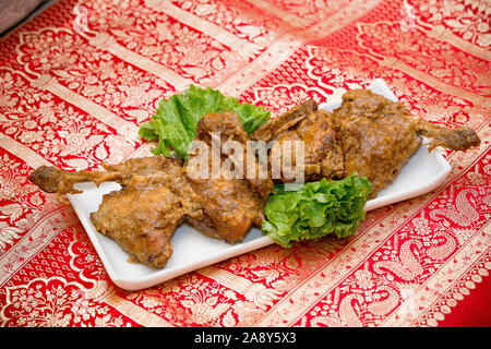 Nawabi food - Rôti de poulet avec la sauce. Ce type d'aliments sont trop savoureux et délicieux. Banque D'Images