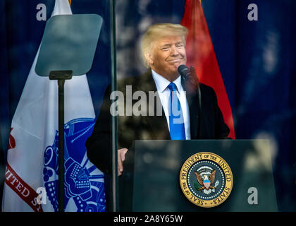 New York, États-Unis, 11 novembre 2019. Le président américain, Donald Trump fournit une adresse derrière du verre pare-balles avant le début de la Parade de la Fête des anciens combattants dans la ville de New York. Credit : Enrique Shore/Alamy Live News Banque D'Images