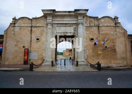 SANTO DOMINGO, RÉPUBLIQUE DOMINICAINE - le 26 juin 2019 : porte d'entrée de l'Ozama Fortaleza Ozama (forteresse) la plus ancienne construction de l'Europe militaire Banque D'Images