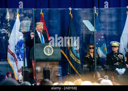 New York, États-Unis, 11 novembre 2019. Le président américain, Donald Trump fournit une adresse alors que son épouse Melania Trump ressemble au derrière du verre pare-balles avant le début de la Parade de la Fête des anciens combattants dans la ville de New York. Credit : Enrique Shore/Alamy Live News Banque D'Images