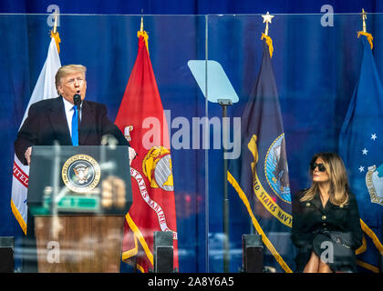 New York, États-Unis, 11 novembre 2019. Le président américain, Donald Trump ressemble à un téléprompteur puisqu'il fournit une adresse alors que son épouse Melania Trump ressemble au derrière du verre pare-balles avant le début de la Parade de la Fête des anciens combattants dans la ville de New York. Credit : Enrique Shore/Alamy Live News Banque D'Images