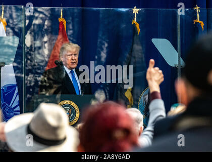 New York, États-Unis, 11 novembre 2019. Le président américain, Donald Trump examine partenaires travailler du verre pare-balles avant le début de la Parade de la Fête des anciens combattants dans la ville de New York. Credit : Enrique Shore/Alamy Live News Banque D'Images