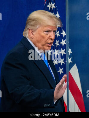 New York, États-Unis, 11 novembre 2019. Le président américain, Donald Trump, vagues de derrière du verre pare-balles après le début de la Parade de la Fête des anciens combattants dans la ville de New York. Credit : Enrique Shore/Alamy Live News Banque D'Images