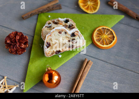 Pomme au four Stollen sur serviette verte entre les décorations de Noël Banque D'Images