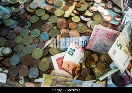 Pile de pièces et de billets de différents pays Banque D'Images