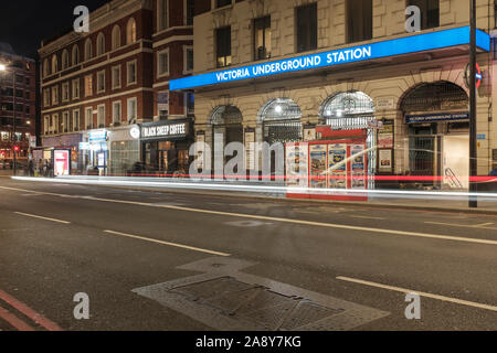 La station de métro Victoria entrée sur Victoria Parade SW1, de nuit,Londres,Angleterre Banque D'Images