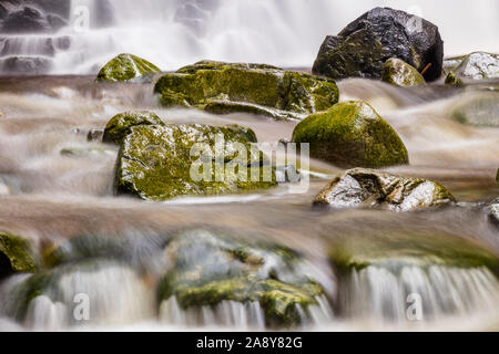 Libre de rochers d'une cascade Banque D'Images