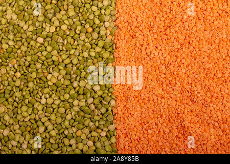 La texture des pois verts secs et lentilles rouges crus vue supérieure Banque D'Images