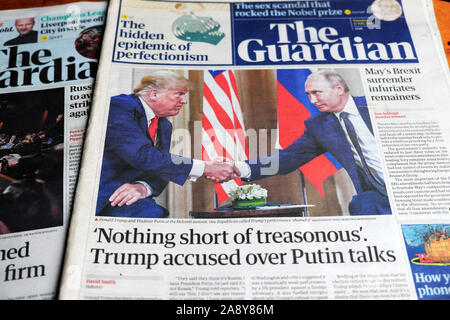 "Rien de moins qu'une trahison Trump accusé au sujet de Poutine parle' gros titre de journal dans le journal The Guardian Londres Angleterre Royaume-uni Banque D'Images