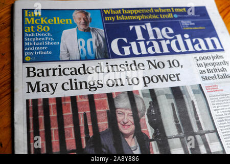 Barricadés à l'intérieur 'No 10, mai s'accroche au pouvoir' manchette Theresa May le front page Guardian 23 mai 2019 London England UK Banque D'Images