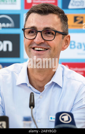 11 novembre 2019, Bavaria, Munich : Michael Köllner, entraîneur de TSV 1860 Munich, se trouve sur le podium au cours de la conférence de presse pour sa présentation comme entraîneur-chef. Photo : Matthias Balk/dpa Banque D'Images