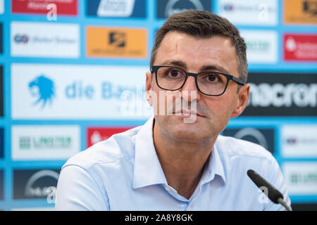 11 novembre 2019, Bavaria, Munich : Michael Köllner, entraîneur de TSV 1860 Munich, se trouve sur le podium au cours de la conférence de presse pour sa présentation comme entraîneur-chef. Photo : Matthias Balk/dpa Banque D'Images