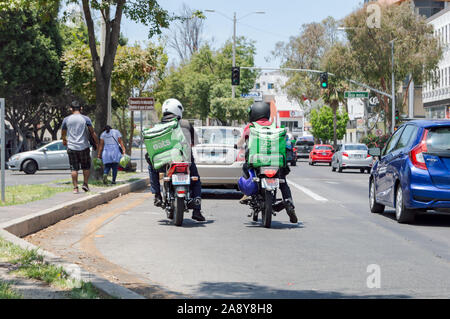 TIJUANA, MEXIQUE - 07/22 : Tijuana Uber mange chat pilotes dans la circulation. Entreprise moderne et le consumérisme, l'embourgeoisement, la circulation et le mode de vie hippie Banque D'Images