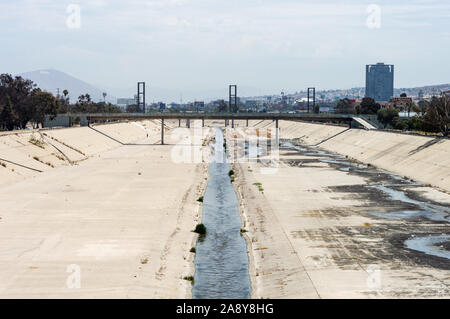 TIJUANA, MEXIQUE - 07/22 : Tijuana river sous un pont avec la colline Cerro Colorado (couleur) dans l'arrière-plan. Banque D'Images