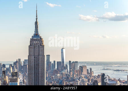 New York, USA - Mai 17, 2019 : New York City skyline avec l'Empire State Building au coucher du soleil Banque D'Images