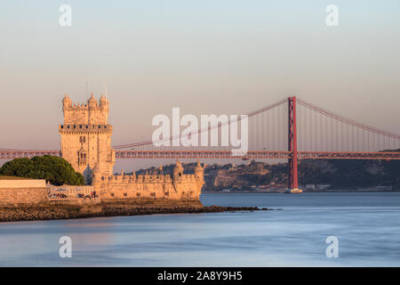 La Tour de Belém, le Ponte 25 de Abril, Lisbonne, Portugal, Europe Banque D'Images