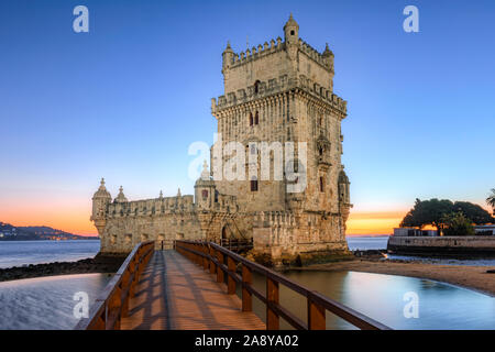 La Tour de Belém, le Ponte 25 de Abril, Lisbonne, Portugal, Europe Banque D'Images