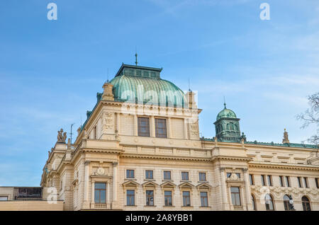 Bâtiment historique du théâtre de Pilsen, en Bohême, République tchèque. Construit dans le style néo-renaissance avec des éléments art nouveau. Patrimoine culturel et touristique de la ville historique. Banque D'Images