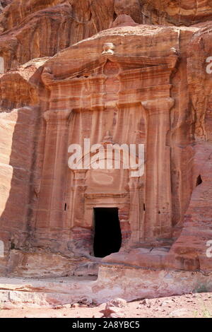 Tombeau Renaissance, haut lieu du sentier du sacrifice, Petra, Wadi Musa, Ma'an Governorate, Jordanie, Moyen-Orient Banque D'Images