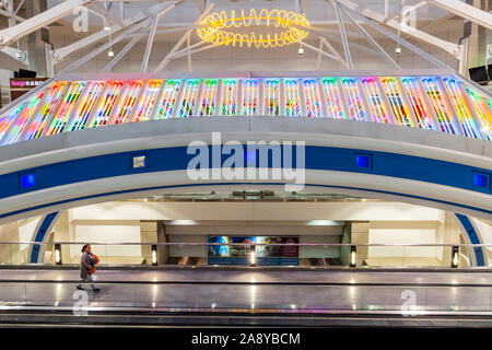 Les néons colorés décorent un système de transfert à l'Aéroport International de Denver, Denver, Colorado, USA Banque D'Images