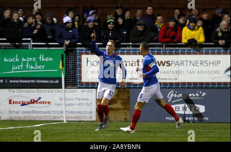 Le Portsmouth Ronan Curtis (à gauche) célèbre marquant son deuxième but de côtés du jeu pendant le premier tour de la FA Cup match au stade de GNC, Harrogate. Banque D'Images